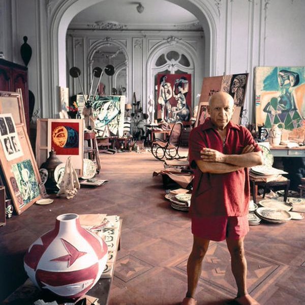 Pablo Picasso nel suo studio (© Eredi Picasso)